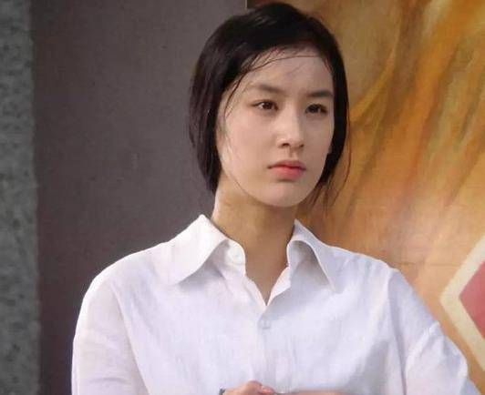 看过《功夫》的人知道,影片中的女主是黄圣依.