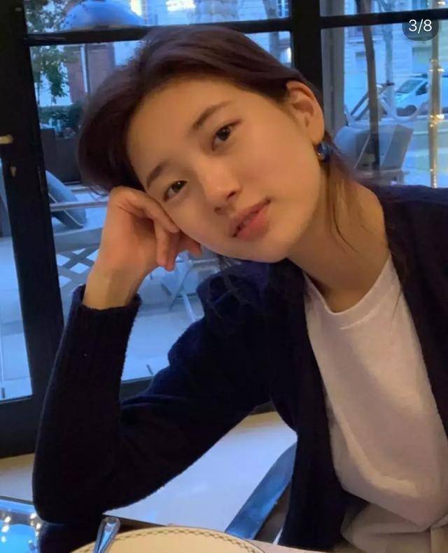 秀智近照有点认不得,嘴巴变宽脸盘都圆了,不过腿比郑秀晶好一些_感觉