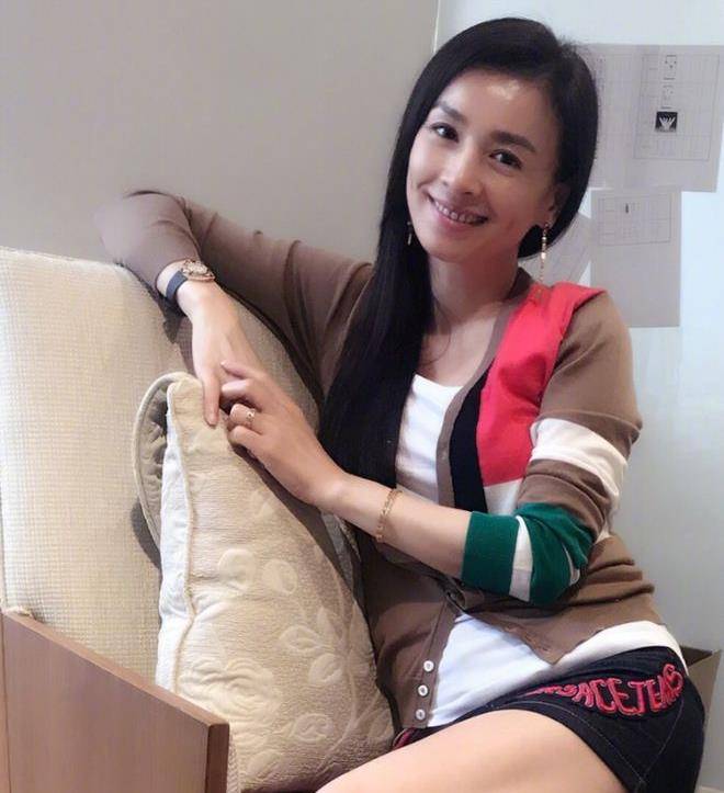 搭配女士上衣,"绿色"牛仔短裤让女神张庭变美了!_时尚_女孩_衣服