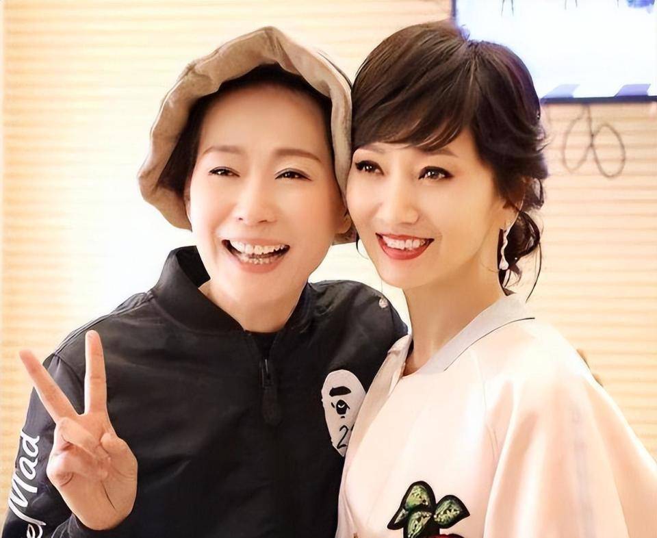 叶童自曝遭马天宇嫌弃年龄:私下里不说话,主动加吻戏也无济于事_陈国