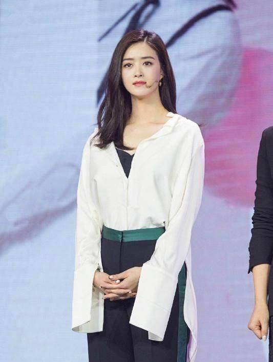 蒋欣怎么胖成这样啦?从肩膀下来就是直笼桶!上衣被撑得全是褶子!