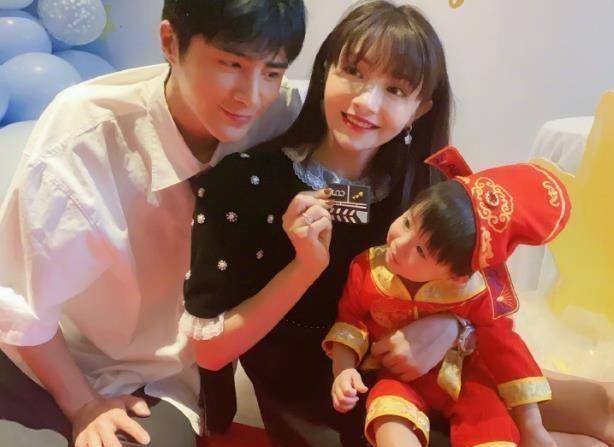 姜潮一家三口合影,麦迪娜戴小熊发箍显少女,与丹尼尔贴脸像姐弟_儿子