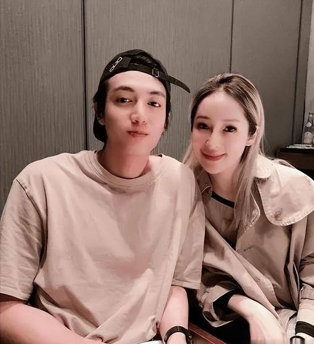 不过后续因为这个小伙子出轨了当时台湾的明星侯湘婷,所以萧亚轩没有