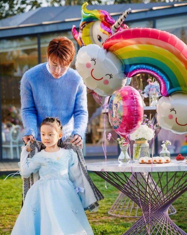 贾乃亮李小璐观看甜馨演出,一家三口首度同框其乐融融,感人肺腑_家庭