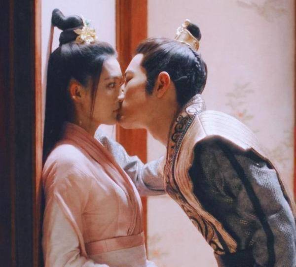 李沁被王大陆圈在怀里,她脚的小动作太暧昧,不把王一博当回事?