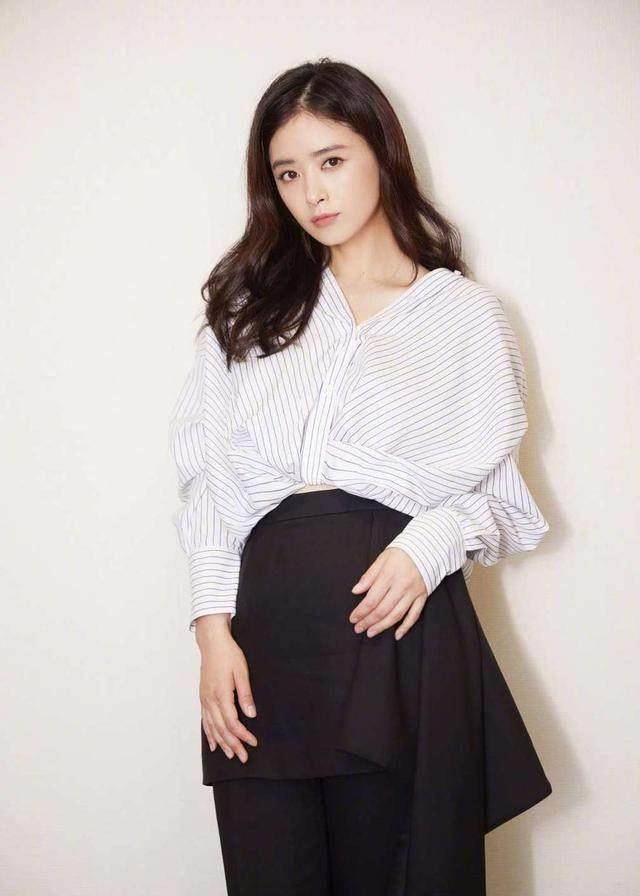 蒋欣玩下衣失踪大腿貌似真变细了,但上半身还是"宽壮"的明显!