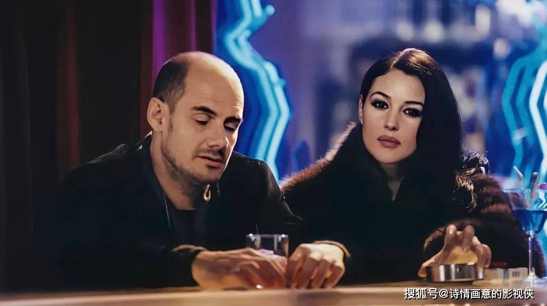 他并没有选择购买豪车或房产,而是被一个在酒吧工作的美女莫妮卡所