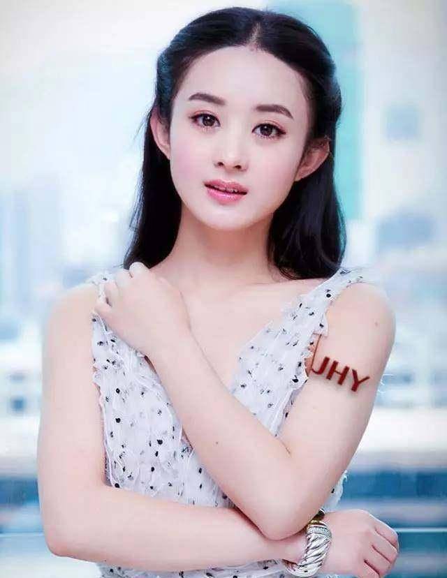 看到赵丽颖蜡像揭幕的两张照片,终于知道她为何叫"包子"了_因为_绰号