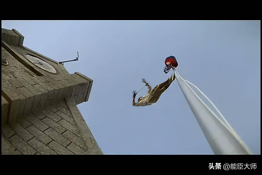 成龙在拍摄他的抵一部电影《a计划》时,他在电影中计划了一个从7楼