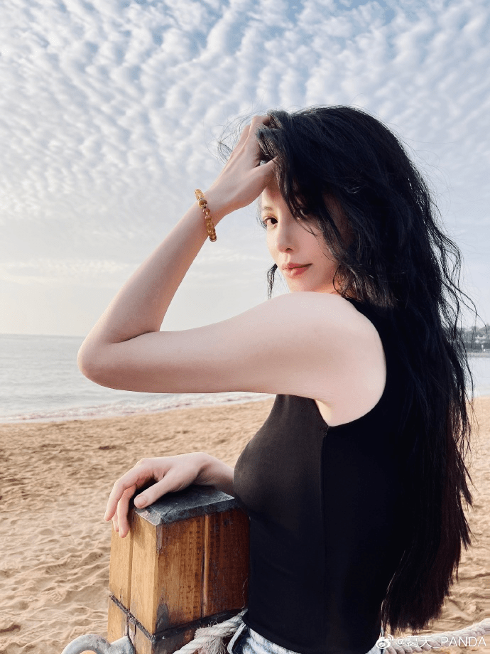 葛天生活美照曝光 侧颜精致美腿吸睛_照片_长发_新作