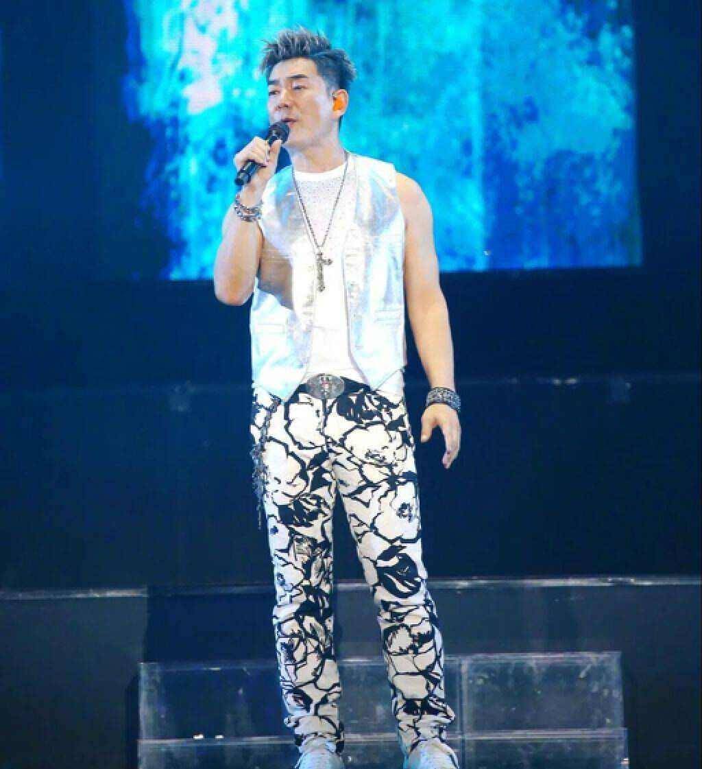 亚洲天王任贤齐演唱会,带我们回到当年永不屈服的倔强与骄傲_青春