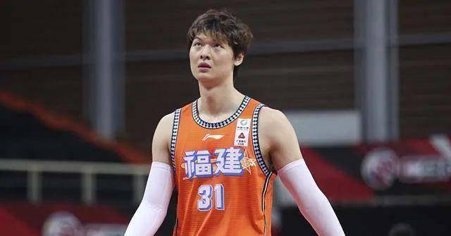 王哲林是想走了还是已经废了?_福建队_篮板_因为