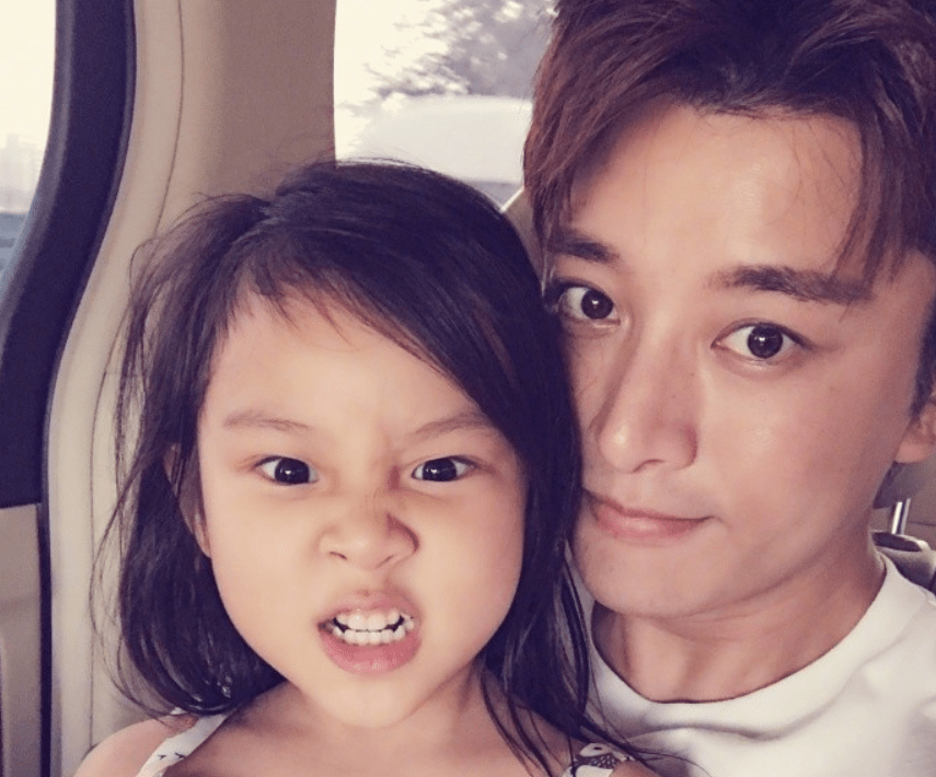 10岁甜馨黝黑气色差,妈妈扮靓却长白发_肤色_网友_贾乃亮