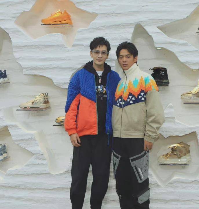 黄晓明与丁真同框,两人穿国货太帅气,一边输氧还不忘