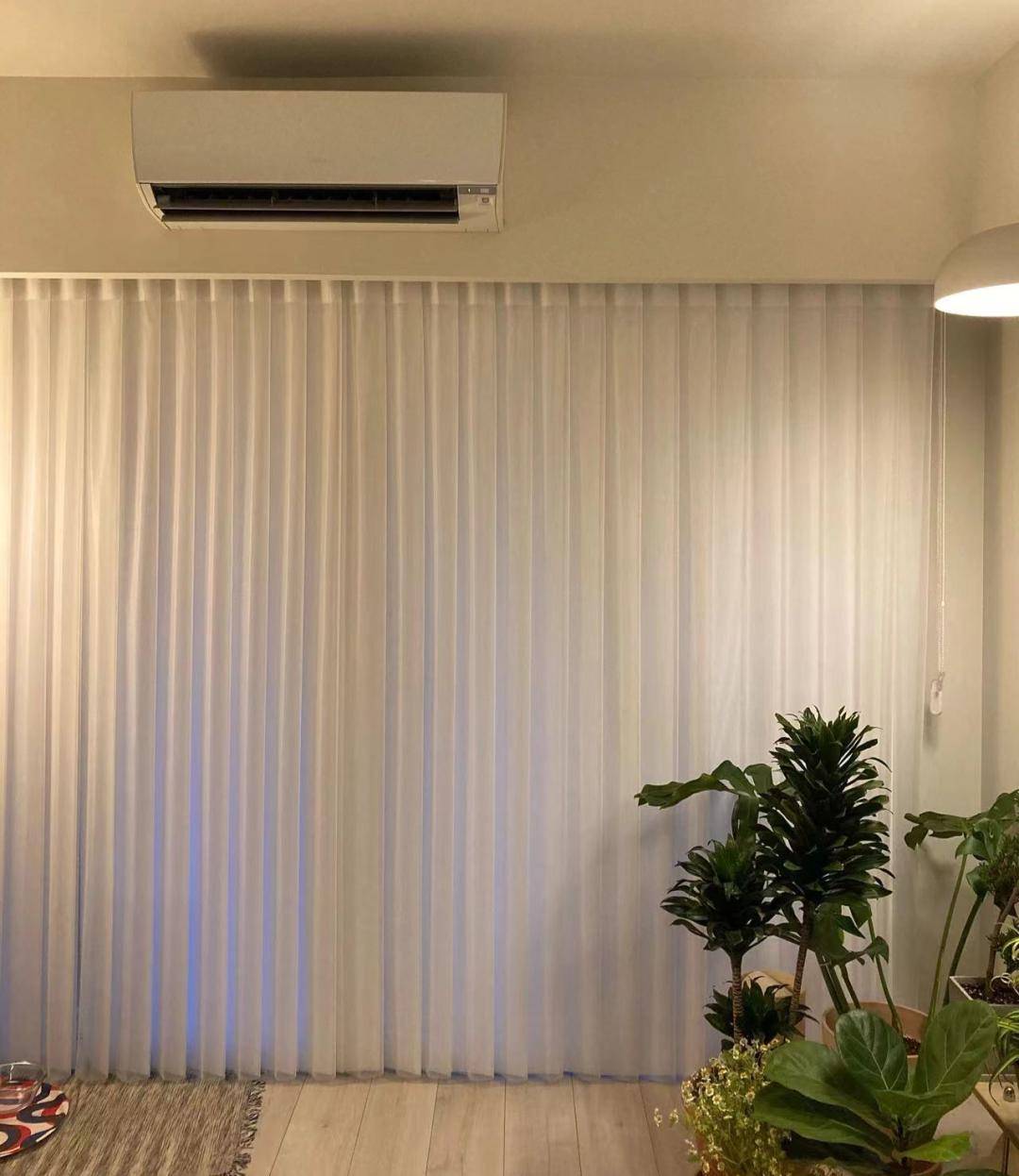 空调室内机装在了窗帘盒上,改水电的时候让师傅在里面装了个插座电位