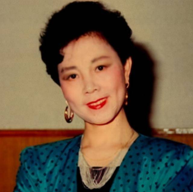 "阿庆嫂"扮演者洪雪飞:52岁命丧新疆山沟,丈夫以特殊方式怀念_戏曲