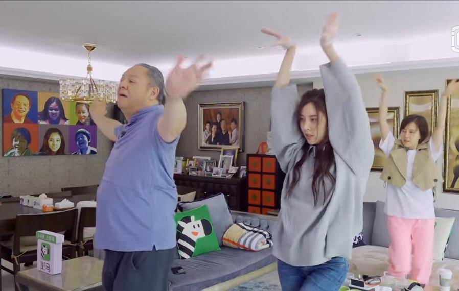 宋妍霏一家区别对待客人,杨迪只配吃自热速食,干妈却吃海鲜_父亲_家庭