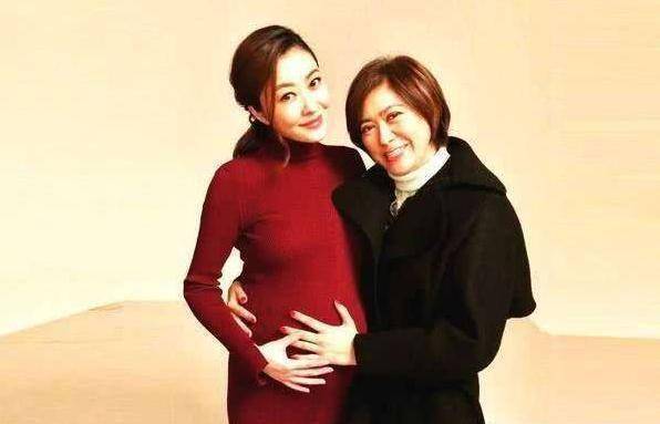 依旧可以看到她和熊黛林,baby,梁洛施,陈碧珂,何穗等人的合照,其交际