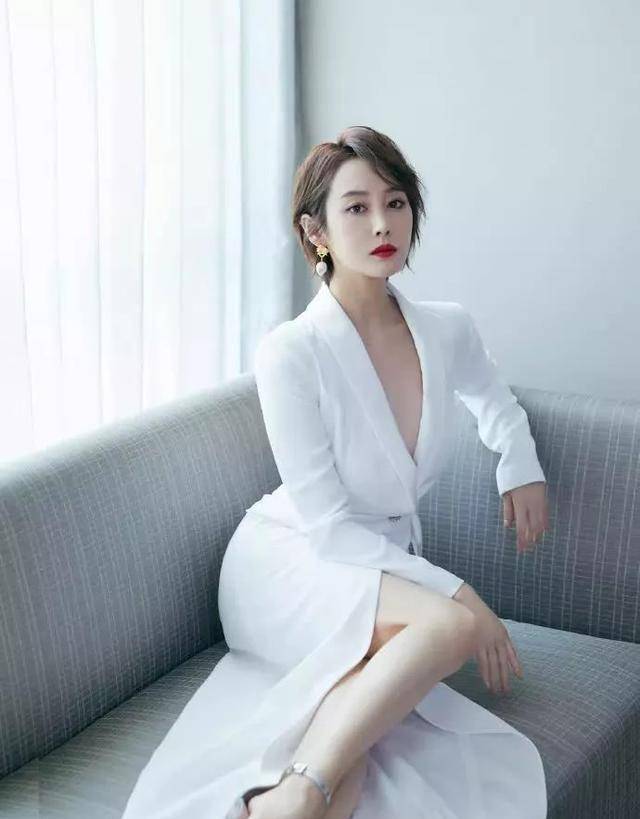 李纯穿白色西装优雅,黑色羽毛裙尽显灵动,黑白转换动静皆美_处理_的