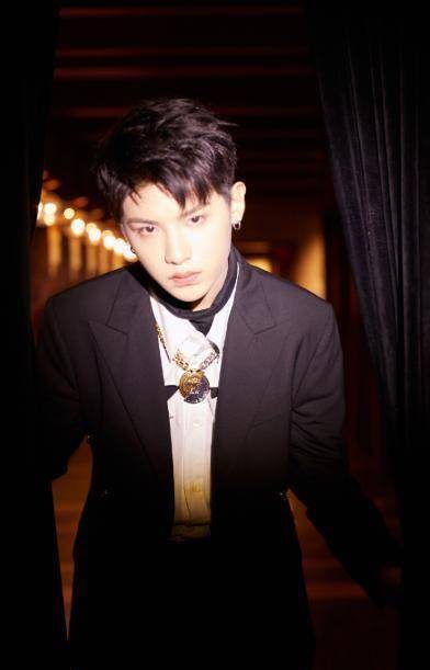 看黄明汉穿上"街头艺术服",引领时尚新潮流_款式_造型_节目