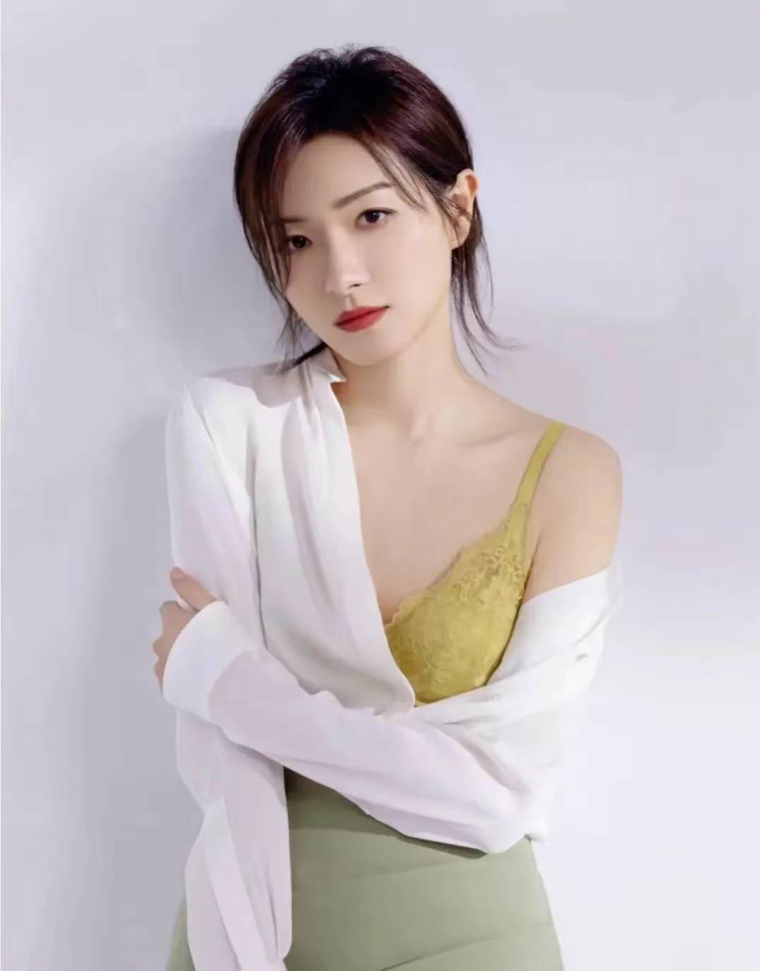 女神万茜集美貌才华于一身,散发出一种令人难以抵挡的魅力,让人为之倾