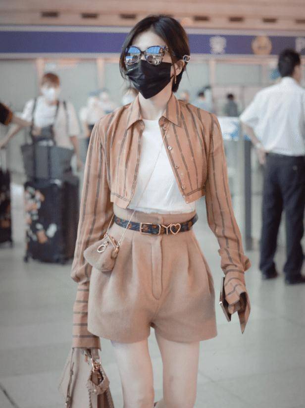 白鹿机场现身被抓拍,奶茶色套装彰显温柔气质,"奶油腿"超迷人_look