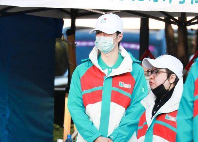 韩红王一博亲赴新乡救灾,面对有心人的质疑,网友们不淡定了_明星_救援