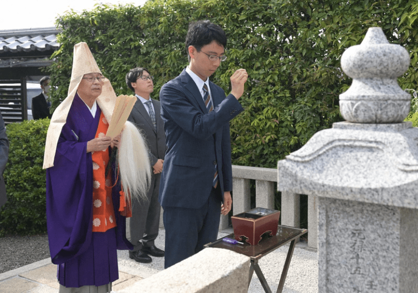 墓前合掌.一世本因坊算砂(日海上人)墓碑.7月3日,棋手进入墓所参拜.