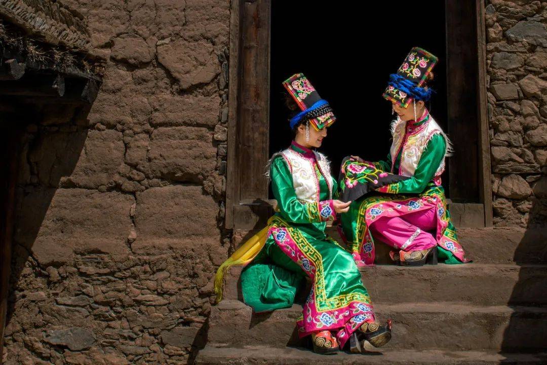 七彩斑斓·云中霓裳|当羌族服饰遇上多巴胺穿搭～_红色_大自然_白色