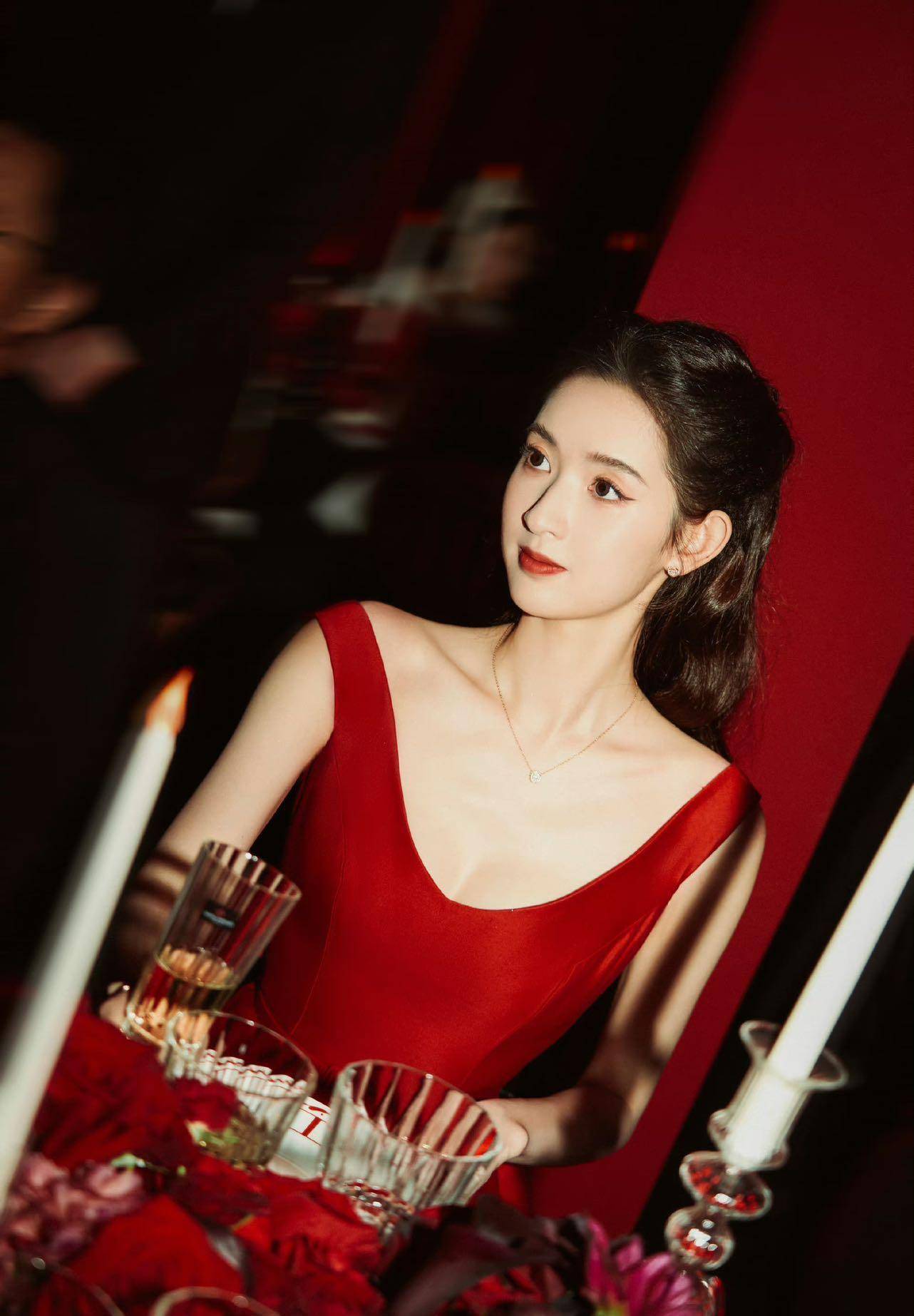 王玉雯上海出席电影活动鲜红礼服尽显优雅魅力
