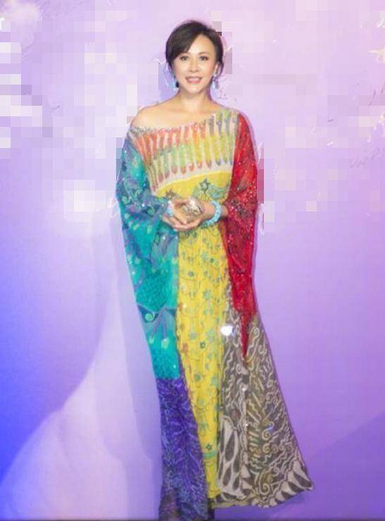 刘嘉玲穿13年前礼服走红毯,身材一点没变,比40岁还要美_印花_气质