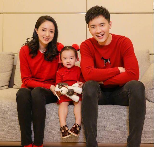 高云翔董璇恋爱十年,女儿拍写真像爸爸,董璇未受案情影响心情好_澳洲