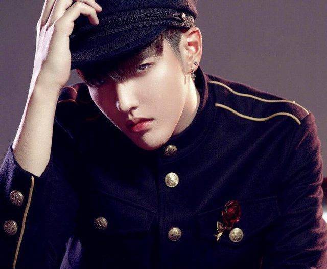 吴亦凡一身军装身姿挺拔,裤子松松垮垮,穿着大马靴,也并没有拉低身高