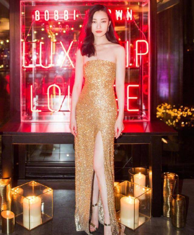 倪妮穿金色闪光裙荡秋千,光着脚丫放飞自我,风情万种令人迷醉!