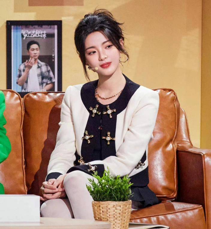 这样修身的外套和袜子,让杨超越看起来比少女还要美丽迷人.