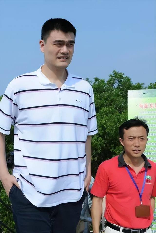 姚明一家游玩住高价酒店,体型佝偻引人担忧,13岁女儿身高遭热议_网友