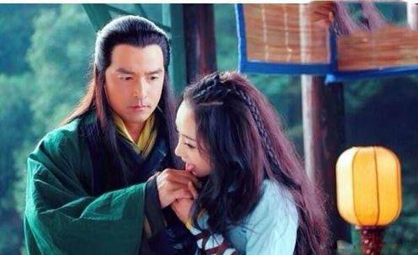 他便很宠爱女儿黄蓉,毕竟膝下只有这么一个女儿,但可悲的是,黄药师还