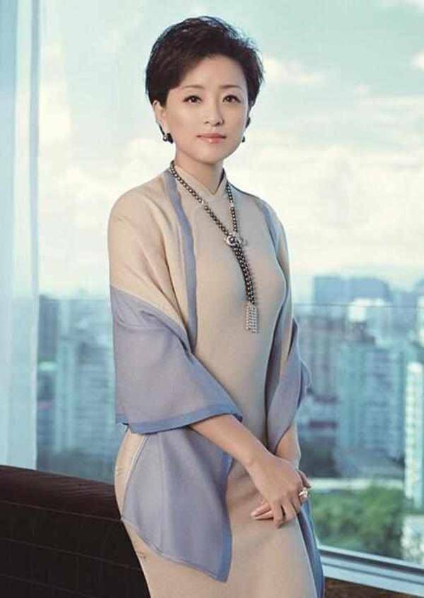 在电视主持节目《正大综艺》,之后又自己创办节目《杨澜访谈录》