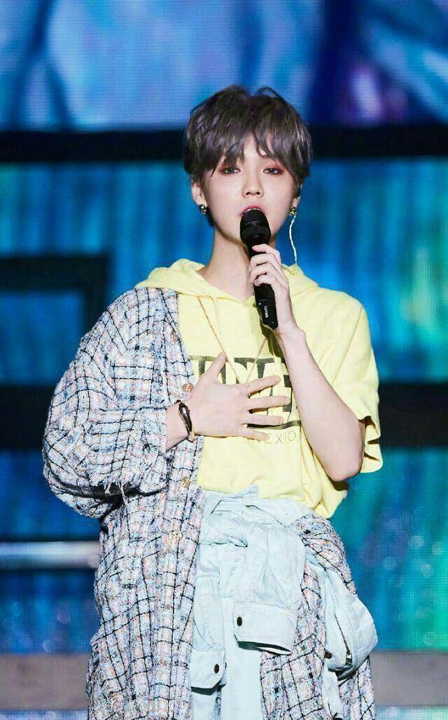 明星都有"抗冻体质"?鹿晗不穿秋裤全靠扛,杨紫却成了北极熊!