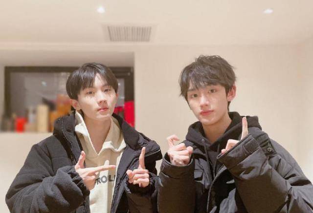 马嘉祺素颜照被疯传,卸掉浓妆失去滤镜,这才是18岁应该有的样子_时候