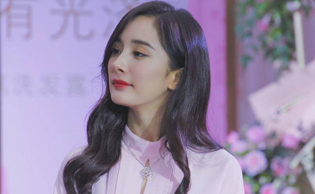 杨幂片场表现女神形象崩塌,当众抠鼻孔,一直摆臭脸_工作_风生水_当红