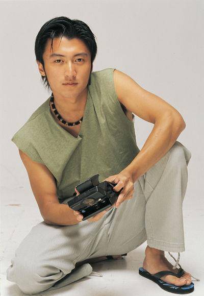 谢霆锋西湖边听路人唱歌,摇头晃脑的样子太可爱了!