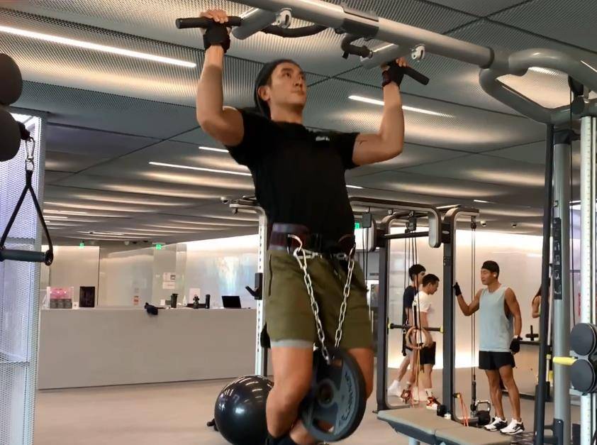 杜江分享健身视频,肌肉线条让人看直眼,霍思燕却带头开起了车_身材