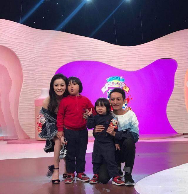 冉莹颖李维嘉录节目,轩皓两兄弟来探班,胖轩竟跟表舅维嘉玩套路_嘉哥