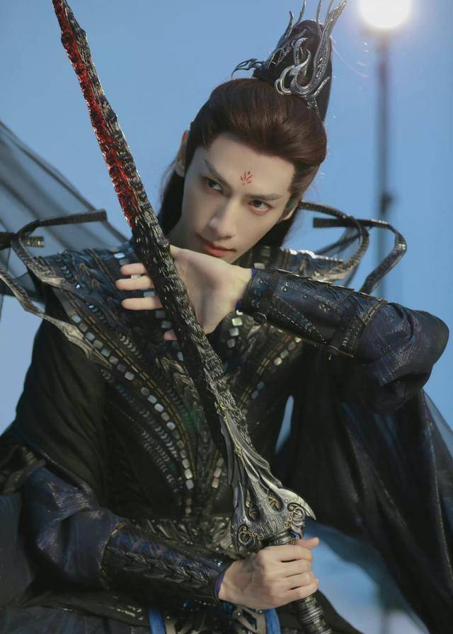 罗云熙魔神造型绝了!一袭黑衣神秘感十足,古装造型的天花板!