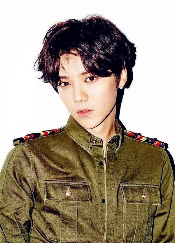 吴亦凡一身军装身姿挺拔,裤子松松垮垮,穿着大马靴,也并没