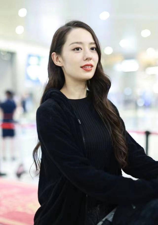 吉娜参加浪姐后终于不土,一身黑变酷girl,穿男士凉鞋却挺好看_审美