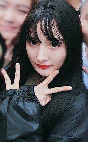 杨幂走泫雅风被说显老,镜头拉近那一刻,网友:这脸被上帝吻过吧_穿着