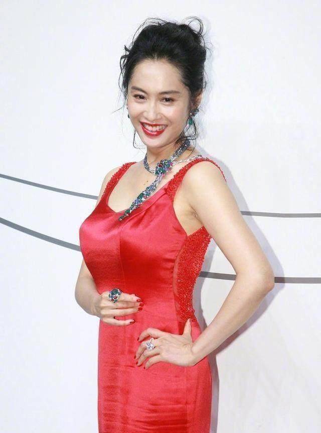 她是"最美紫霞仙子",与周星驰因戏生情,46岁却被老公宠上天!