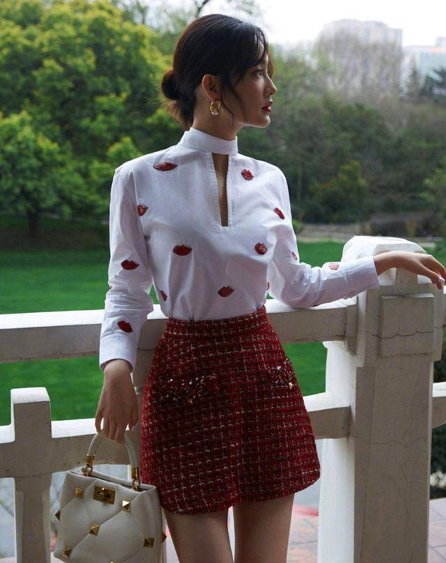 简简单单,时尚又雅致,连衣裙采用短款的风格,将李沁的一双美腿展露无